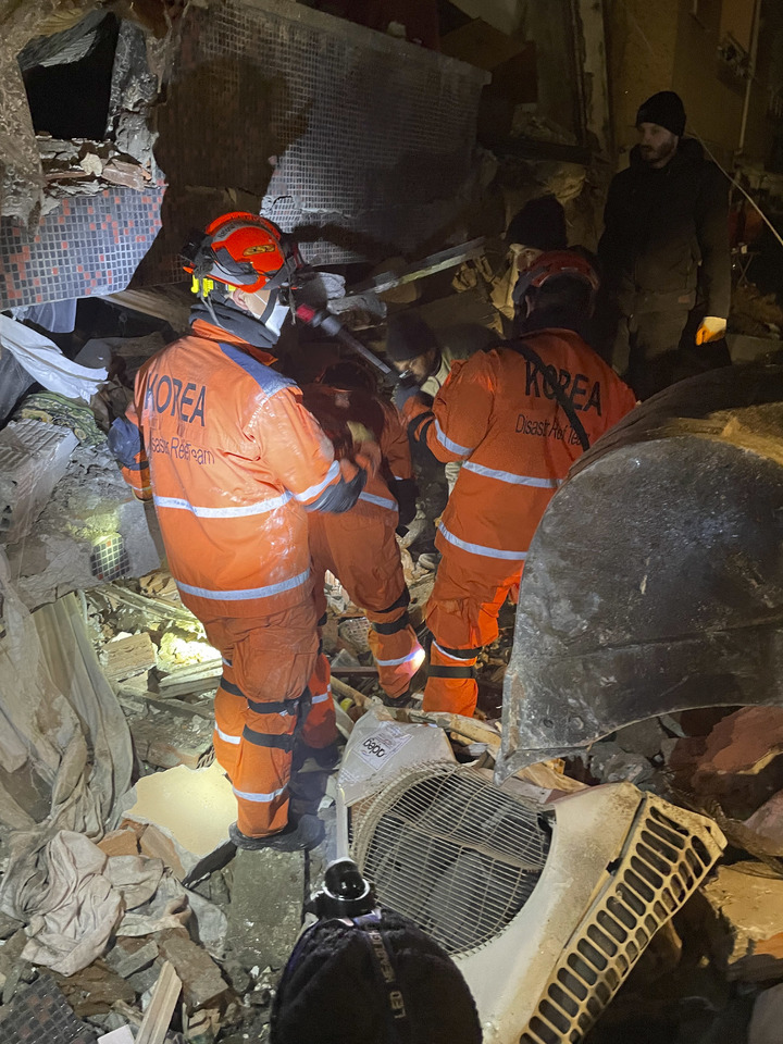 [서울=뉴시스] 정병혁 기자 = 대한민국 긴급구호대가 9일(현지시각) 튀르키예 하타이 안타키아 고등학교 등지에서 구호활동을 진행 중이다. 외교부는 이날 긴급구호대가 70대 중반 남성 생존자를 구조했다고 밝혔다. (사진=대한민국 긴급구호대 제공) 2023.02.09. photo@newsis.com *재판매 및 DB 금지