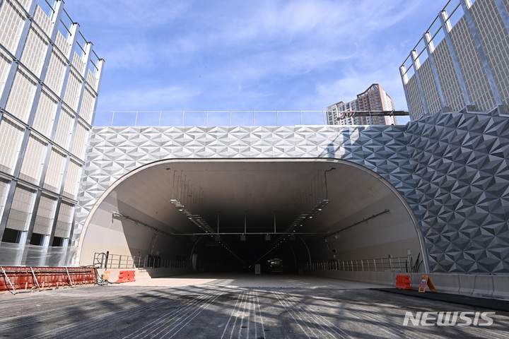 [화성=뉴시스] 김종택 기자 = 9일 경기도 화성시 경부고속도로직선화 사업 상행선 공사현장에서 오는 3월 개통을 앞두고 막바지 작업이 한창이다. 경부고속도로 직선화는 기흥IC~동탄분기점 3.64km 구간을 직선화하는 사업이다. 이중 동탄신도시 중심부인 1.21km 구간은 매립방식으로 지하화되고 지상부는 공원과 동탄2신도시를 동서로 연결하는 6개 연결도로 등으로 조성된다. 2023.02.09. jtk@newsis.com