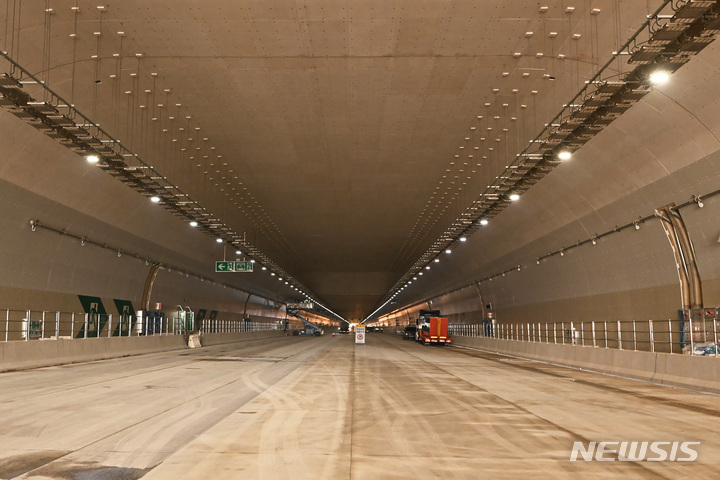 [화성=뉴시스] 김종택 기자 = 9일 경기도 화성시 경부고속도로직선화 사업 상행선 공사현장에서 오는 3월 개통을 앞두고 막바지 작업이 한창이다. 경부고속도로 직선화는 기흥IC~동탄분기점 3.64km 구간을 직선화하는 사업이다. 이중 동탄신도시 중심부인 1.21km 구간은 매립방식으로 지하화되고 지상부는 공원과 동탄2신도시를 동서로 연결하는 6개 연결도로 등으로 조성된다. 2023.02.09. jtk@newsis.com