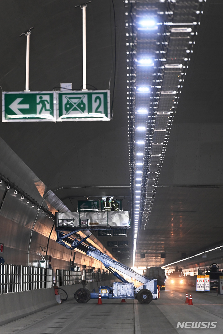 [화성=뉴시스] 김종택 기자 = 9일 경기도 화성시 경부고속도로직선화 사업 상행선 공사현장에서 오는 3월 개통을 앞두고 막바지 작업이 한창이다. 경부고속도로 직선화는 기흥IC~동탄분기점 3.64km 구간을 직선화하는 사업이다. 이중 동탄신도시 중심부인 1.21km 구간은 매립방식으로 지하화되고 지상부는 공원과 동탄2신도시를 동서로 연결하는 6개 연결도로 등으로 조성된다. 2023.02.09. jtk@newsis.com