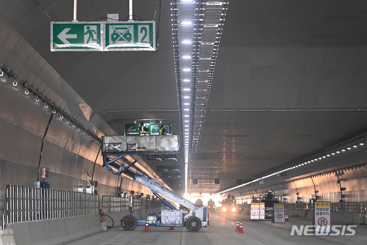 [화성=뉴시스] 김종택 기자 = 9일 경기도 화성시 경부고속도로직선화 사업 상행선 공사현장에서 오는 3월 개통을 앞두고 막바지 작업이 한창이다. 경부고속도로 직선화는 기흥IC~동탄분기점 3.64km 구간을 직선화하는 사업이다. 이중 동탄신도시 중심부인 1.21km 구간은 매립방식으로 지하화되고 지상부는 공원과 동탄2신도시를 동서로 연결하는 6개 연결도로 등으로 조성된다. 2023.02.09. jtk@newsis.com