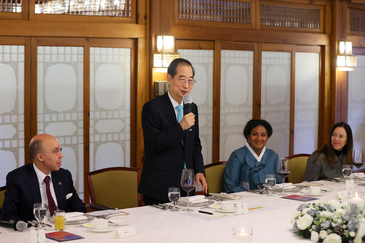 [서울=뉴시스] 배훈식 기자 =한덕수 국무총리가 9일 오후 서울 종로구 총리공관에서 열린 주한 대사단 오찬 간담회에 참석해 인사말을 하고 있다. (사진=국무총리실 제공) 2023.02.09. photo@newsis.com *재판매 및 DB 금지