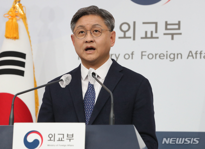 [서울=뉴시스] 김명원 기자 = 임수석 외교부 대변인이 9일 서울 종로구 외교부에서 정례브리핑을 하고 있다. 임수석 대변인은 튀르키예에 파견 나간 우리 긴급구호대가 안타키아 셀림 아나돌루 고등학교에서 현지 시각 6시 30분경 70대 중반의 남성 생존자 한 분을 구조했다고 밝혔다. 2023.02.09. kmx1105@newsis.com