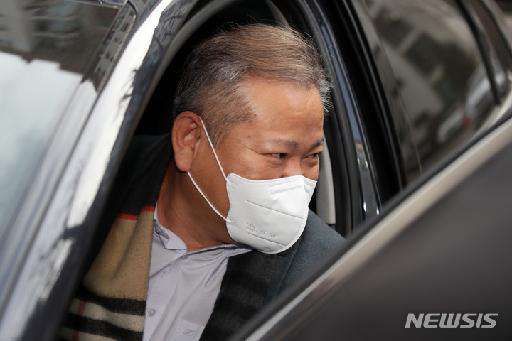 [서울=뉴시스] 김선웅 기자 = 탄핵소추안이 가결돼 직무가 정지된 이상민 행정안전부 장관이 9일 오후 서울 강남구 자택을 나서고 있다. 2023.02.09. mangusta@newsis.com