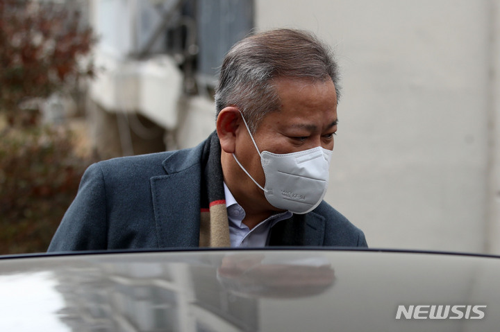[서울=뉴시스] 김선웅 기자 = 탄핵소추안이 가결돼 직무가 정지된 이상민 행정안전부 장관이 9일 오후 서울 강남구 자택을 나서고 있다. 2023.02.09. mangusta@newsis.com