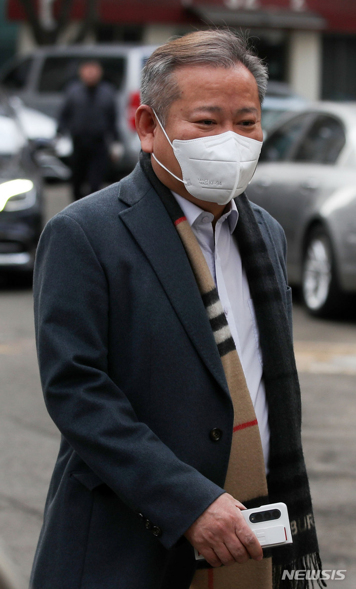 [서울=뉴시스] 김선웅 기자 = 탄핵소추안이 가결돼 직무가 정지된 이상민 행정안전부 장관이 9일 오후 서울 강남구 자택을 나서고 있다. 2023.02.09. mangusta@newsis.com