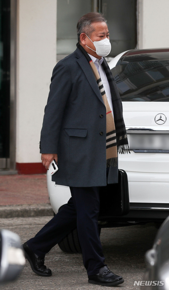 [서울=뉴시스] 김선웅 기자 = 탄핵소추안이 가결돼 직무가 정지된 이상민 행정안전부 장관이 9일 오후 서울 강남구 자택을 나서고 있다. 2023.02.09. mangusta@newsis.com