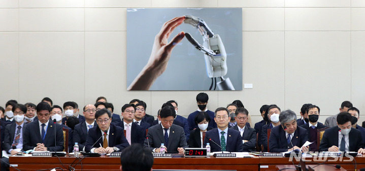 [서울=뉴시스] 추상철 기자 = 이종호 과학기술정보통신부 장관과 한상혁 방송통신위원장이 9일 오후 서울 여의도 국회에서 열린 과학기술정보방송통신위원회 전체회의에 출석해 있다. 2023.02.09. scchoo@newsis.com