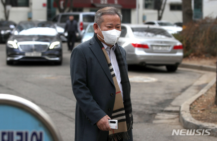 [서울=뉴시스] 김선웅 기자 = 탄핵소추안이 가결돼 직무가 정지된 이상민 행정안전부 장관이 9일 오후 서울 강남구 자택을 나서고 있다. 2023.02.09. mangusta@newsis.com