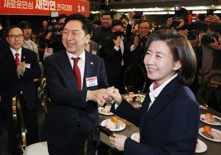 [서울=뉴시스] 고범준 기자 = 김기현 국민의힘 당대표 후보와 나경원 전 의원이 9일 오후 서울 마포구 한 음식점에서 열린 새로운민심 새민연 전국대회에 참석해 인사를 나누고 있다. 2023.02.09. bjko@newsis.com
