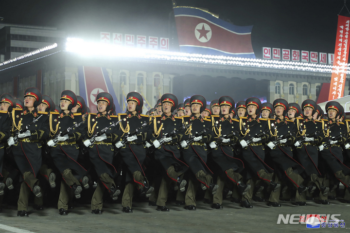 [평양=AP/뉴시스] 북한 조선중앙통신이 공개한 사진에 8일 평양 김일성광장에서 조선인민군 창건 75주년 열병식이 진행되고 있다. 2023.02.09.