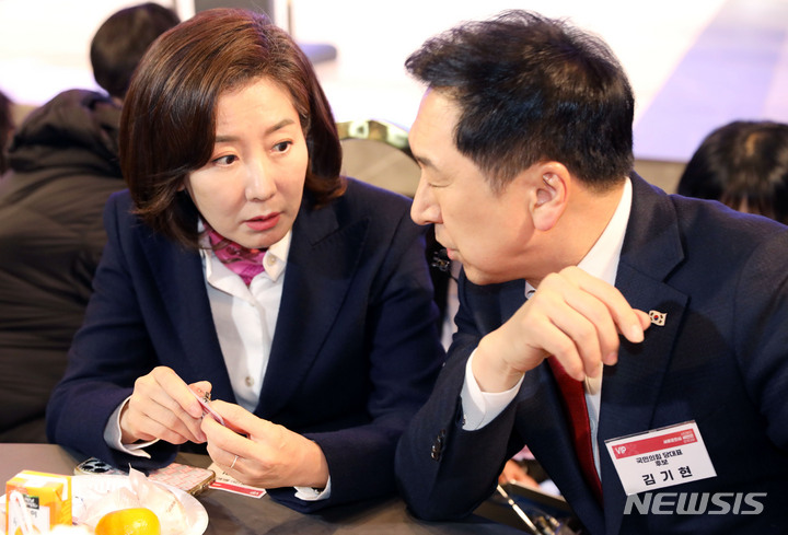 [서울=뉴시스] 고범준 기자 = 김기현 국민의힘 당대표 후보와 나경원 전 의원이 9일 오후 서울 마포구 한 음식점에서 열린 새로운민심 새민연 전국대회에 참석해 대화하고 있다. 2023.02.09. bjko@newsis.com
