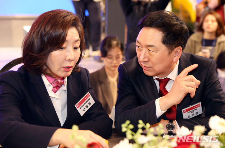 [서울=뉴시스] 고범준 기자 = 김기현 국민의힘 당대표 후보와 나경원 전 의원이 9일 오후 서울 마포구 한 음식점에서 열린 새로운민심 새민연 전국대회에 참석해 대화하고 있다. 2023.02.09. bjko@newsis.com