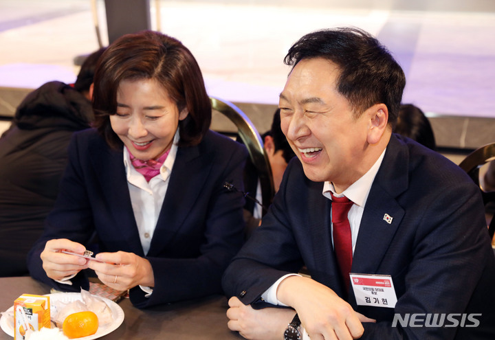 [서울=뉴시스] 고범준 기자 = 김기현 국민의힘 당대표 후보와 나경원 전 의원이 9일 오후 서울 마포구 한 음식점에서 열린 새로운민심 새민연 전국대회에 참석해 대화를 나누고 있다. 2023.02.09. bjko@newsis.com