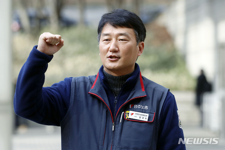 [서울=뉴시스] 최동준 기자 = 양경수 민주노총 위원장이 9일 서울 서초구 서울중앙지방법원에서 열린 집시법 위반 혐의 선고공판에서 벌금형을 선고 받은 뒤 노조원들과 구호를 외치고 있다. 2023.02.09. photocdj@newsis.com