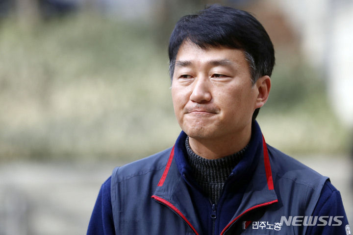 [서울=뉴시스] 최동준 기자 = 양경수 민주노총 위원장이 9일 서울 서초구 서울중앙지방법원에서 열린 집시법 위반 혐의 선고공판에서 벌금형을 선고 받은 뒤 노조원들에게 인사말을 하고 있다. 2023.02.09. photocdj@newsis.com