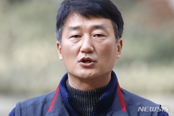 [서울=뉴시스] 최동준 기자 = 양경수 민주노총 위원장이 9일 서울 서초구 서울중앙지방법원에서 열린 집시법 위반 혐의 선고공판에서 벌금형을 선고 받은 뒤 노조원들에게 인사말을 하고 있다. 2023.02.09. photocdj@newsis.com