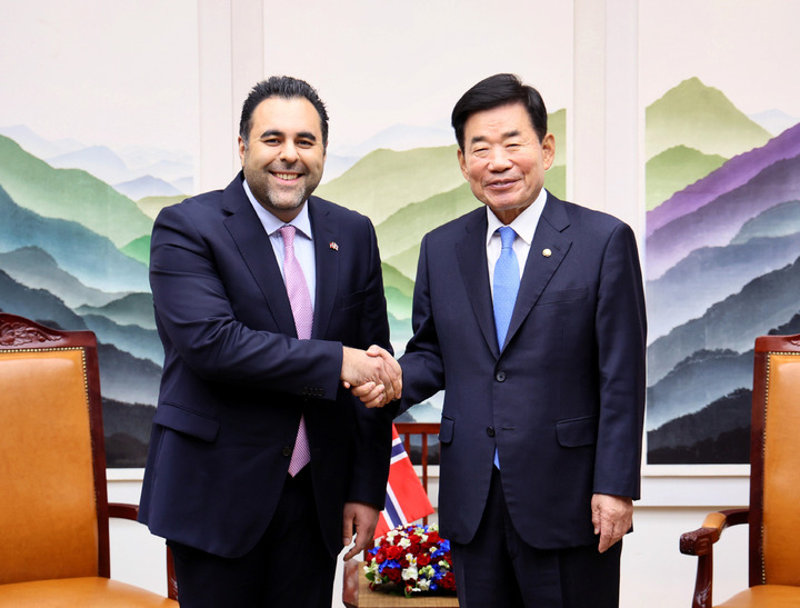 [서울=뉴시스] 추상철 기자 = 김진표 국회의장이 9일 서울 여의도 국회에서 이민자 출신 가라카니 노르웨이 국회의장과 회담에 앞서 기념촬영을 하고 있다. (사진= 국회의장실 제공) 2023.02.09. photo@newsis.com *재판매 및 DB 금지