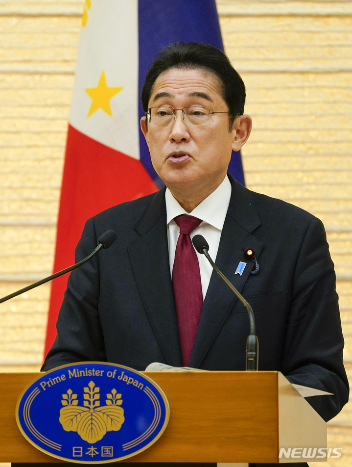 [도쿄=AP/뉴시스]지난 9일 일본 도쿄의 총리 관저에서 기시다 후미오 총리가 페르디난드 마르코스 주니어 필리핀 대통령과 회담을 마친 후 공동 기자회견을 가지며 발언하고 있다. 2023.02.27.
