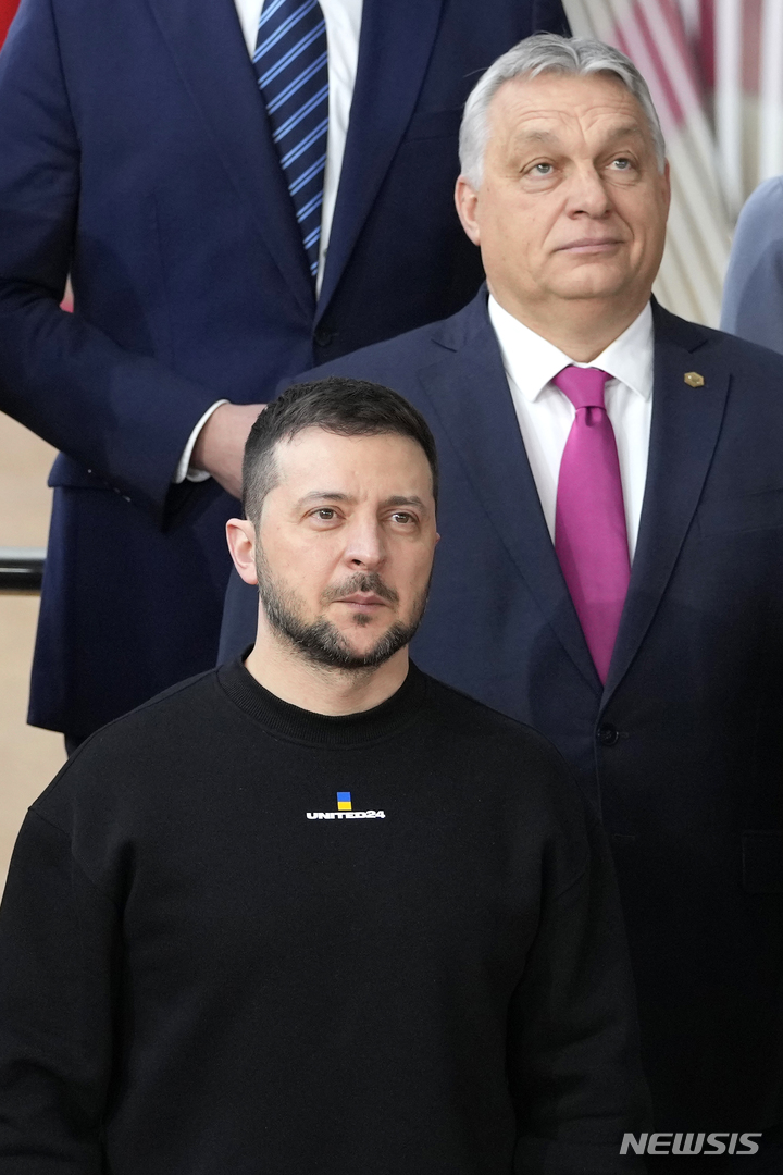 [브뤼셀= AP/뉴시스]친(親)러시아 성향 빅토르 오르반 헝가리 총리가 전쟁 발발 뒤로 처음 우크라이나를 전격 방문할 예정이다. 사진은 볼로디미르 젤렌스키(앞줄 가운데) 우크라이나 대통령과 오르반 총리가 지난해 2월9일(현지시각) 벨기에 수도 브뤼셀에서 유럽연합(EU) 정상과 단체 사진 촬영을 하는 모습. 2024.07.02.