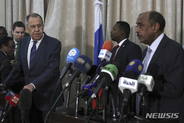 [하르툼=AP/뉴시스,] 지난 9일 세르게이 라브로프 러시아 외무장관(왼쪽)이 알리 알사디크 수단 외무장관 대행과 수단 수도 하르툼에서 공동 기자회견을 하고 있다. 2023.02.12.