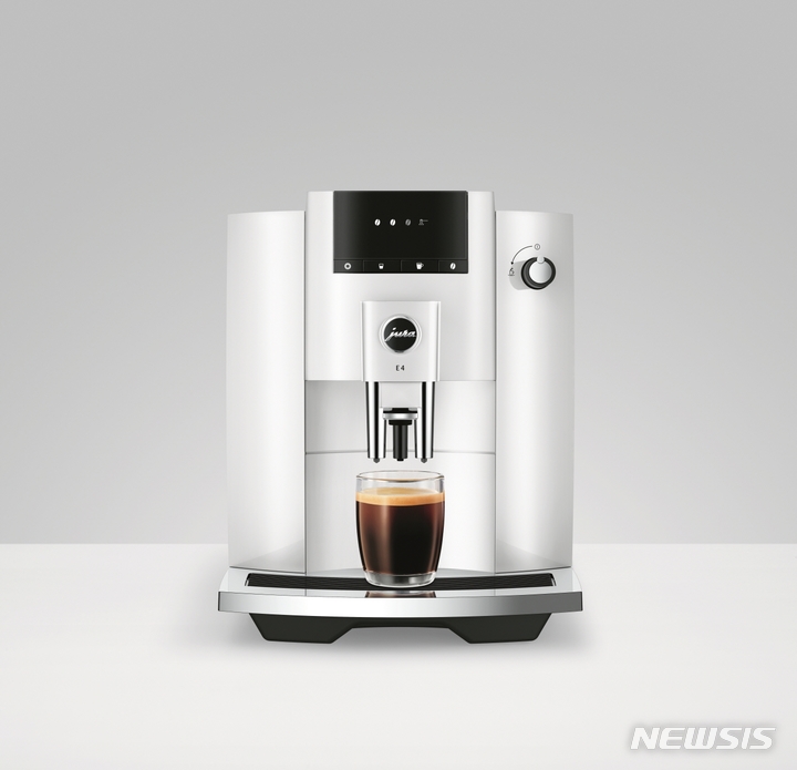 [서울=뉴시스] 유라 전자동 커피머신 'E4'. (사진=유라 제공) 2023.02.10. photo@newsis.com
