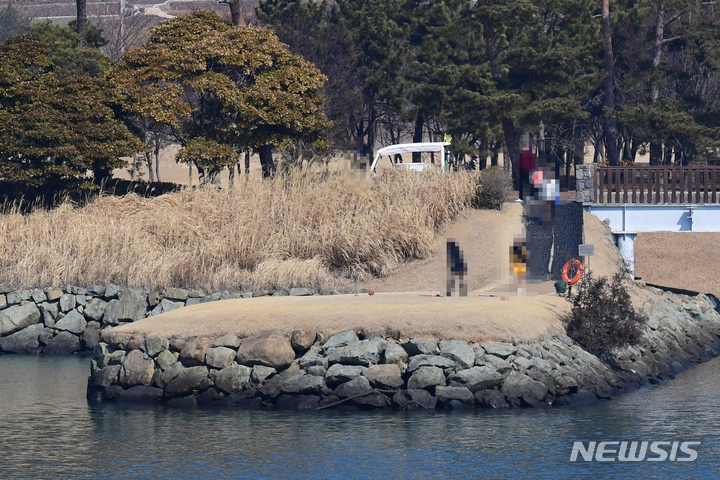 [남해=뉴시스] 차용현 기자 = 경남 남해군 소재 A골프장이 공유수면 관리 및 매입에 관한 법률위반으로 원상회복 명령을 받은 티박스에서 영업을 하고 있어 빈축을 사고 있다. 사진은 원상회복 명령을 받은 티박스에서 골프들이 게임을 즐기고 있다. 2023.02.10.con@newsis.com