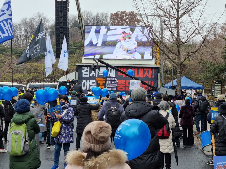 [서울=뉴시스] 전재훈 기자 = 진보단체와 보수단체가 10일 오전 9시께부터 중앙지검 동문과 서문 일대에 집결해 응원전을 벌였다. 2023.02.10. kez@newsis.com  *재판매 및 DB 금지