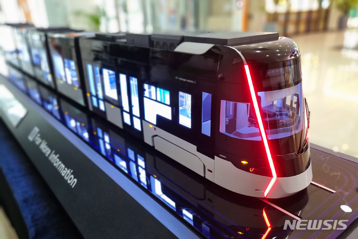 [제주=뉴시스] 우장호 기자 = 10일 오후 제주웰컴센터 1층 웰컴홀에서 제주도와 우송대학교 주최로 '제주형 수소트램 활성화를 위한 정책 제언 포럼'이 열렸다. 사진은 현대로템 트램 모형 모습. 2023.02.10. woo1223@newsis.com