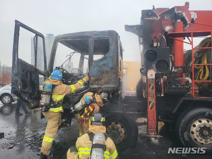 [부천=뉴시스] 정일형 기자 = 송내IC부근에서 운행중에 전소된 트럭차량. (사진은 부천소방서 제공)