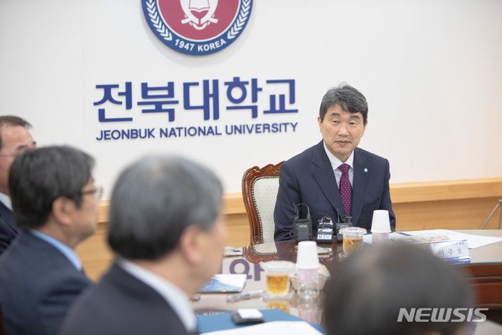[전주=뉴시스]윤난슬 기자 = 이주호 부총리 겸 교육부 장관이 10일 오후 전북대학교 4층 총장 회의실에서 열린 'RISE·글로컬 대학 관련 교육부-전북도-대학 간담회'에 참석해 모두발언을 하고 있다. 2023.02.10. yns4656@newsis.com 