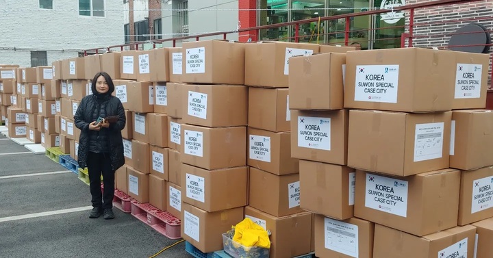 [수원=뉴시스] 경기 수원시 장안구 정자동 수원시자원봉사센터 앞에서 정나겸(41) 얀코사회적협동조합 이사장이 튀르키예로 보낼 긴급 구호물품을 챙기고 있다. (사진=정나겸 이사장 제공) 2023.02.10. photo@newsis.com *재판매 및 DB 금지
