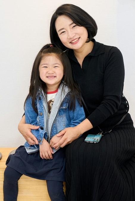 [수원=뉴시스] 정나겸(41) 얀코사회적협동조합 이사장이 첫째 딸 변예솜(7) 양과 함께 찍은 기념사진. (사진=정나겸 이사장 제공) 2023.02.10. photo@newsis.com *재판매 및 DB 금지