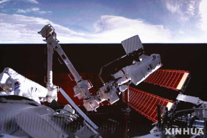 [베이징=신화/뉴시스]지난 9일 중국 우주정거장 톈궁(天宮) 외부에서 중국 우주비행사 2명이 외부 활동을 하고 있다. 중국은 새로 완공된 중국 우주정거장 톈궁(天宮)으로 비행할 외국 우주비행사들을 훈련시킬 것이라고 밝혔다. 2023.2.28