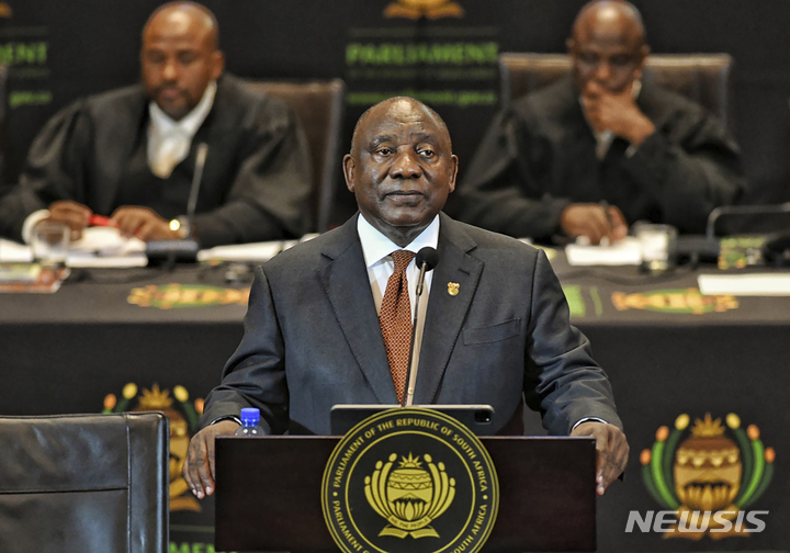 [케이프타운=AP/뉴시스] 아프리카 7개국 정상이 오는 16~17일 우크라이나와 러시아를 방문하고 전쟁 종식을 위한 평화 계획을 제안할 예정이다. 시릴 라마포사 남아프리카공화국(남아공) 대통령은 지난달 이 같은 계획을 발표했다. 사진은 지난 2월 남아공 의회에서 국정연설 중인 라마포사 대통령의 모습. 2023.06.09.