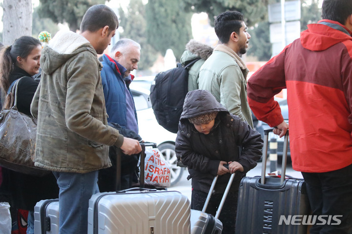 [아다나=뉴시스] 권창회 기자 = 9일 오후(현지시간) 튀르키예 아다나 공항에서 이재민들이 비행기 티켓을 구매하기 위해 줄서서 대기하고 있다. 2023.02.10. kch0523@newsis.com
