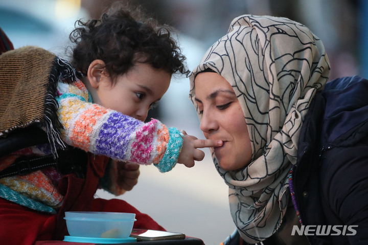 [아다나=뉴시스] 권창회 기자 = 9일 오후(현지시간) 튀르키예 아다나 공항에서 한 아이가 어머니에게 음식을 먹여주고 있다. 2023.02.10. kch0523@newsis.com