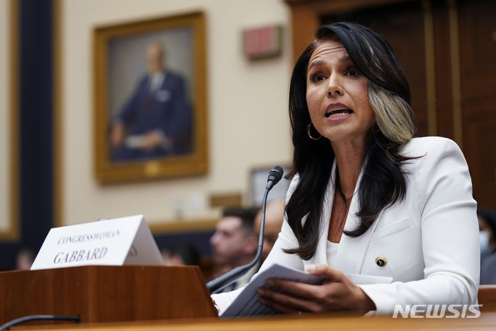 [워싱턴=AP/뉴시스]털시 개버드 전 미 하원의원이 지난해 2월9일 하원 법사위원회에 출석해 연방수사국(FBI)과 법무부의 도널드 트럼프 기밀 유출 수사가 정치적이라고 공격하고 있다. 2020년 미 민주당 대선 후보 경선 토론회에서 카멀라 해리스를 맹공했던 개버드가 트럼프의 대선 토론회 준비에서 핵심 역할을 하고 있다. 2024.8.17. 