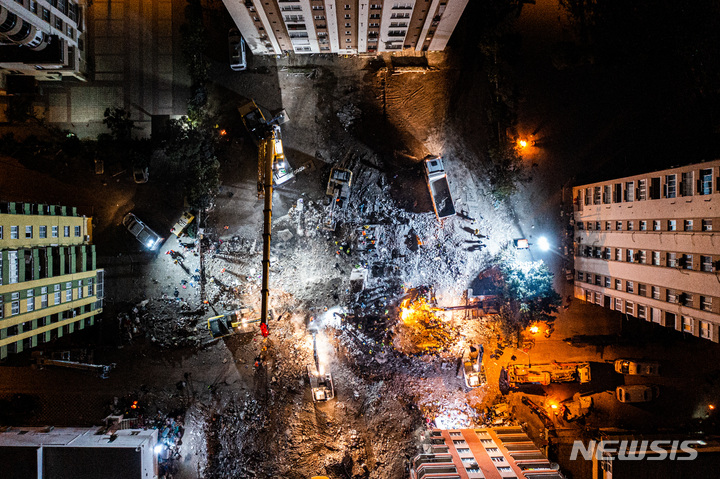 [아다나=뉴시스] 권창회 기자 = 9일 오후(현지시간) 튀르키예 아다나 시내의 지진 구조작업 현장에서 구조대원들이 구조작업을 하고 있다. 2023.02.10. kch0523@newsis.com