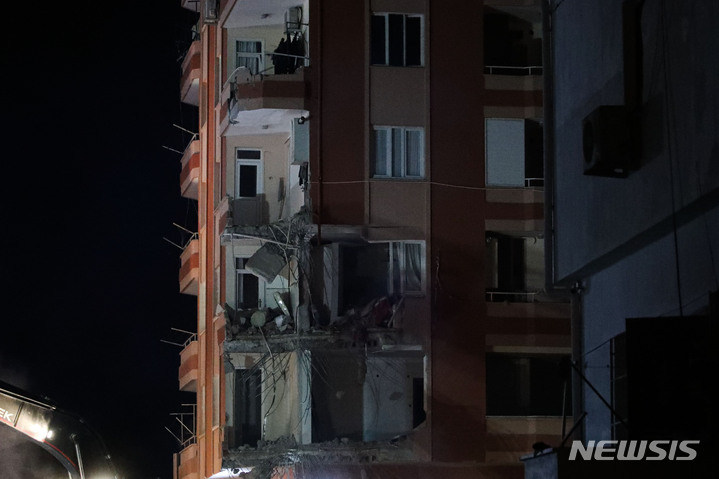 [아다나=뉴시스] 권창회 기자 = 9일 오후(현지시간) 튀르키예 아다나 일대에 발생한 지진으로 건물들이 일부 무너져 있다. 2023.02.10. kch0523@newsis.com