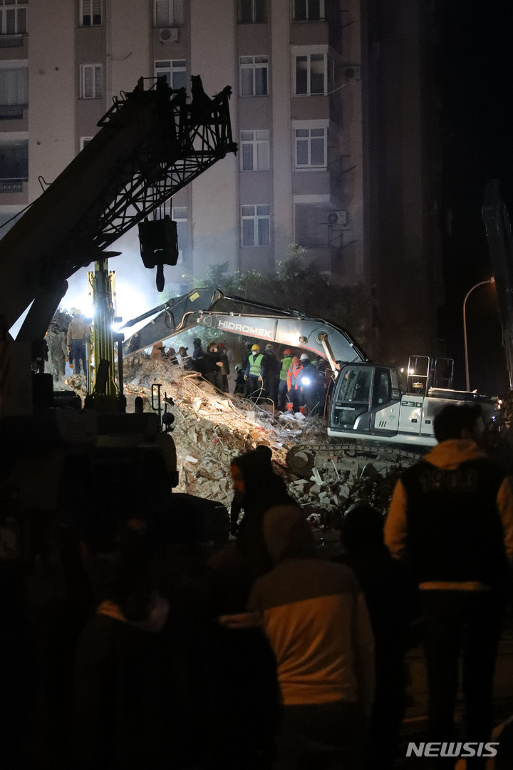 [아다나=뉴시스] 권창회 기자 = 9일 오후(현지시간) 튀르키예 아다나 시내의 지진 구조작업 현장에서 구조대원들이 구조작업을 하고 있다. 2023.02.10. kch0523@newsis.com