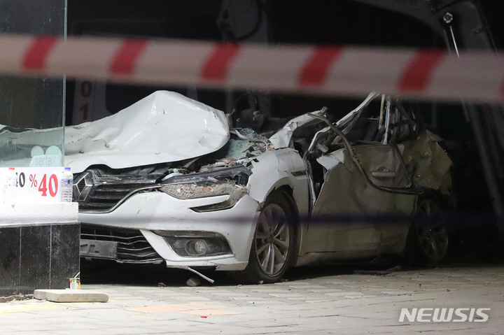 [아다나=뉴시스] 권창회 기자 = 9일 오후(현지시간) 튀르키예 아다나 시내의 지진 구조작업 현장 인근에 차량이 형체를 알아볼수 없게 부서져 있다. 2023.02.10. kch0523@newsis.com