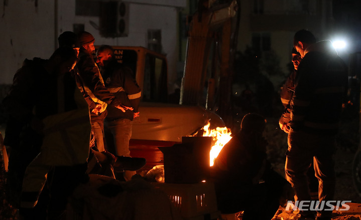 [아다나=뉴시스] 권창회 기자 = 9일 오후(현지시간) 튀르키예 아다나 시내의 지진 구조작업 현장에서 구조대원들이 불을 쐬고 있다. 2023.02.10. kch0523@newsis.com