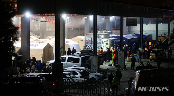 [아다나=뉴시스] 권창회 기자 = 9일 오후(현지시간) 튀르키예 아다나 시내의 지진 현장 인근에 마련된 이재민 임시숙소. 2023.02.10. kch0523@newsis.com