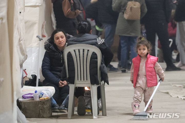[아다나=뉴시스] 권창회 기자 = 9일 오후(현지시간) 튀르키예 아다나 시내의 지진 현장 인근에 마련된 이재민 임시숙소에서 어린이가 청소를 하고 있다. 2023.02.10. kch0523@newsis.com
