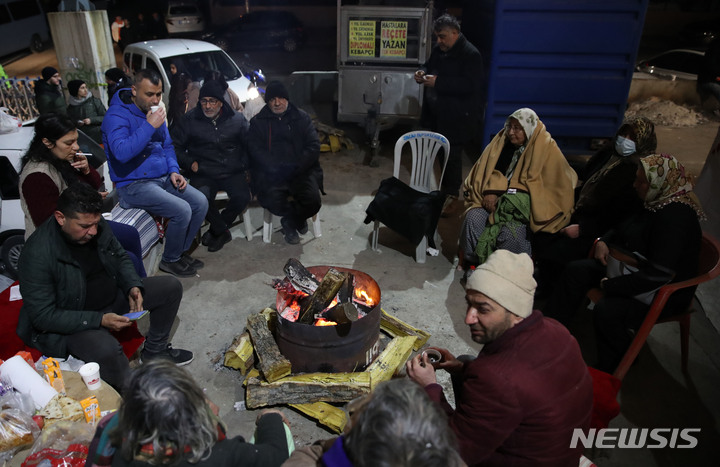[아다나=뉴시스] 권창회 기자 = 9일 오후(현지시간) 튀르키예 아다나 시내의 지진 구조작업 현장 인근에 마련된 이재민 임시숙소에서 이재민들이 불을 쐬고 있다. 2023.02.10. kch0523@newsis.com