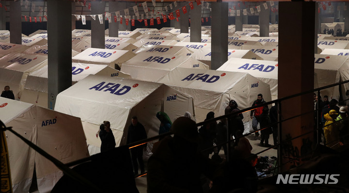 [아다나=뉴시스] 권창회 기자 = 9일 오후(현지시간) 튀르키예 아다나 시내의 지진 구조작업 현장 인근에 이재민 임시숙소가 마련돼 있다. 2023.02.10. kch0523@newsis.com