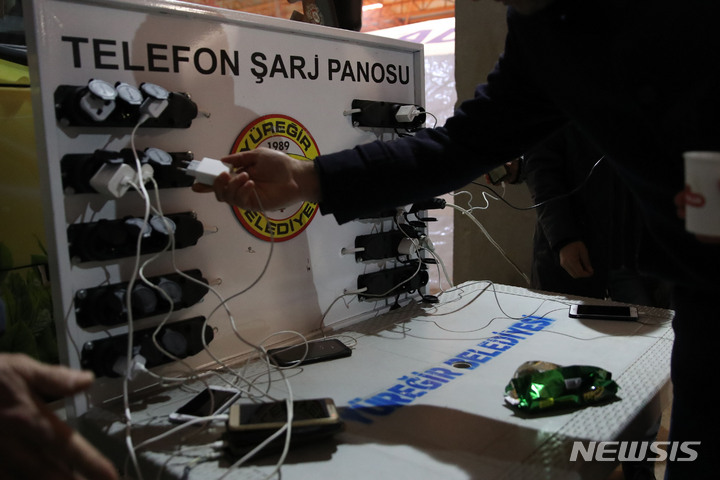 [아다나=뉴시스] 권창회 기자 = 9일 오후(현지시간) 튀르키예 아다나 시내의 지진 구조작업 현장 인근에 이재민 임시숙소가 마련돼 있다. 2023.02.10. kch0523@newsis.com