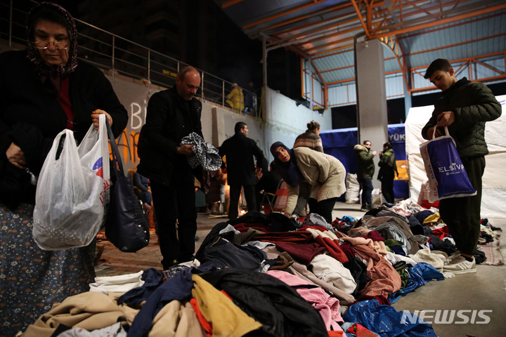 [아다나=뉴시스] 권창회 기자 = 9일 오후(현지시간) 튀르키예 아다나 시내의 지진 현장 인근에 마련된 이재민 임시숙소에서 이재민들이 구호품인 옷을 고르고 있다. 2023.02.10. kch0523@newsis.com