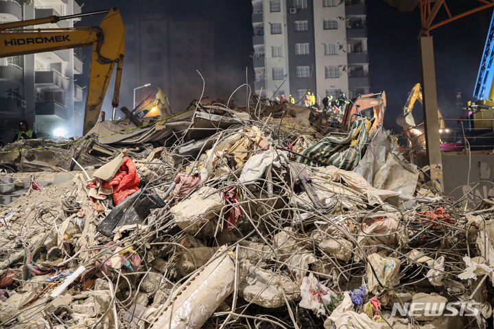 [아다나=뉴시스] 권창회 기자 = 9일 오후(현지시간) 튀르키예 아다나 시내의 지진 구조작업 현장에서 구조대원들이 구조작업을 하고 있다. 2023.02.10. kch0523@newsis.com